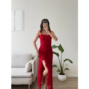 Derin Yırtmaç Dantelli Elbise - KIRMIZI