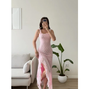 Derin Yırtmaç Dantelli Elbise - PEMBE