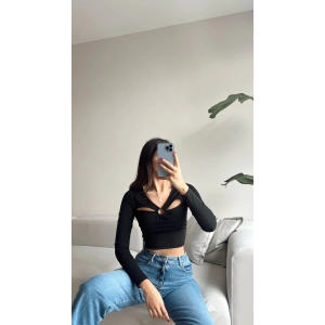 Göğüs Halka Detay Crop Bluz-SİYAH