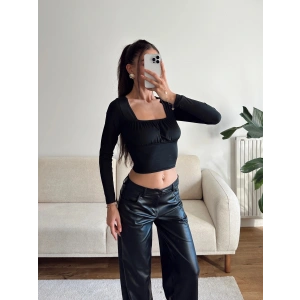 Kare Yaka Büzgü Detay Crop - SİYAH