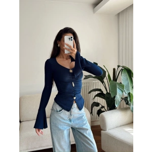 Kolları Volanlı Aksesuar Bluz - LACİVERT