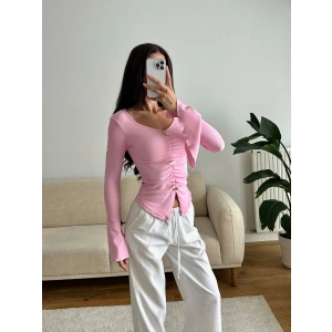 Kolları Volanlı Aksesuar Bluz - PEMBE