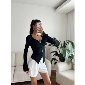 Kolları Volanlı Aksesuar Bluz - SİYAH