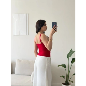Lina Gold Aksesuar Detaylı Askılı Bluz - KIRMIZI