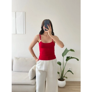 Lina Gold Aksesuar Detaylı Askılı Bluz - KIRMIZI