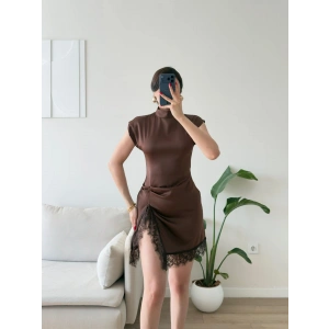 Monique Dantel Yırtmaçlı Drapeli Mini Elbise - KAHVE