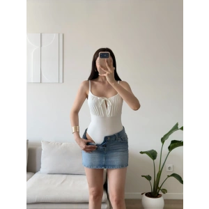 Ön Bağcık Askılı Bodysuit - BEYAZ