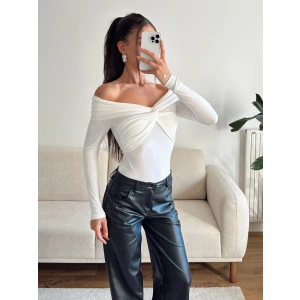 Önü Drapeli Madonna Bluz - BEYAZ