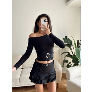 Önü Tokalı Kayık Yaka Crop - SİYAH