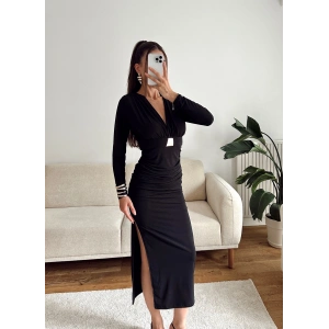 Tokalı V Yaka Yırtmaçlı Elbise - SİYAH