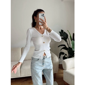 V Yaka Aksesuarlı Bluz - BEYAZ