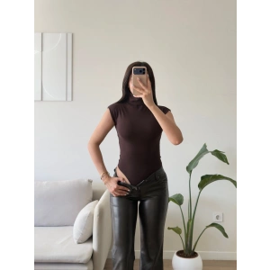 Vatkalı Dik Yaka Bodysuit - KAHVE