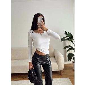 Yaka V Kesik Bluz - BEYAZ