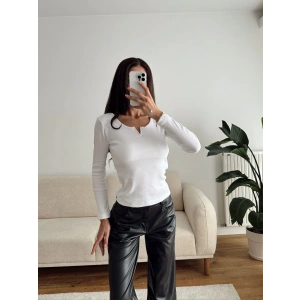 Yaka V Kesik Bluz - BEYAZ