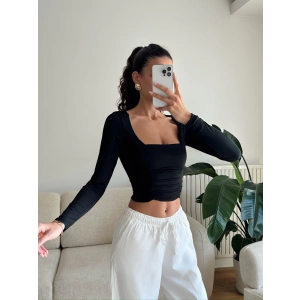 Yan Büzgü Kare Yaka Crop - SİYAH