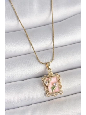 316L Çelik Gold Renk Zincir Pembe Mineli Çiçek İşlemeli Zirkon Taşlı Kelebek Detay Portre Model Kadın Kolye