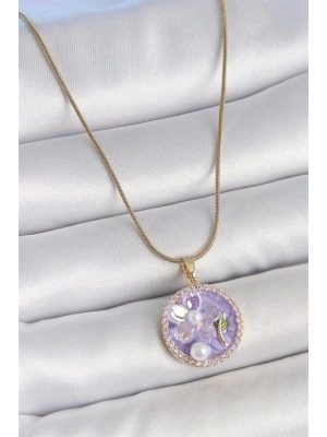 316L Çelik Gold Renk Zincir Zirkon Taşlı Mor Mineli Çiçek İşlemeli İnci Detay Portre Model Kadın Kolye