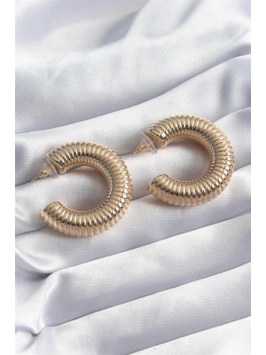 Pirinç Gold Renk İşleme Detay Halka Model Kadın Küpe