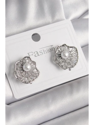 Pirinç Gümüş Renk Zirkon Taşlı Çiçek Model İnci Detay Kadın Küpe