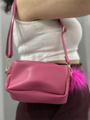 Ponpon fuşya cilt çanta