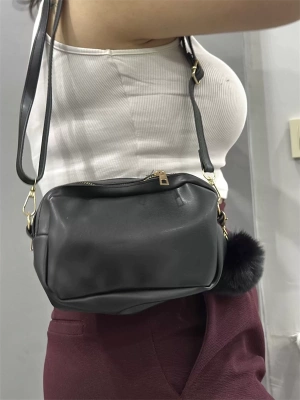 Ponpon siyah cilt çanta