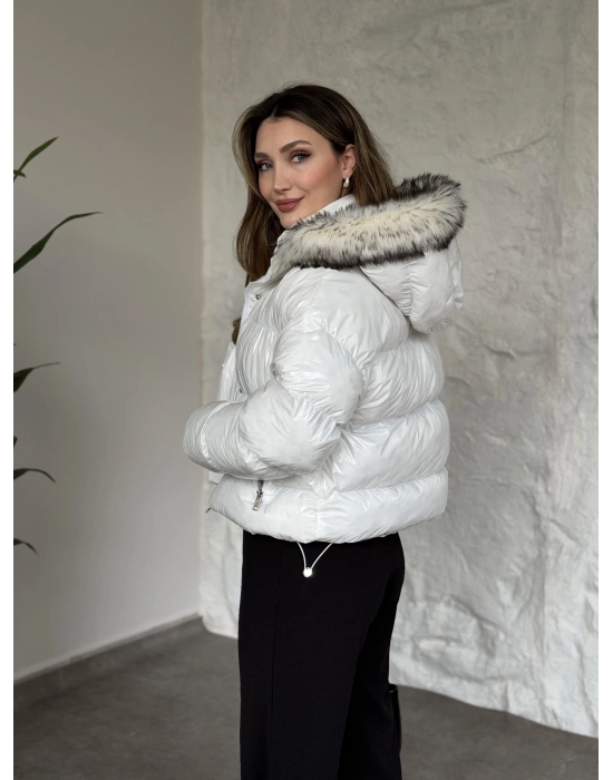 Marka model yanı lastik detaylı parlak mont beyaz