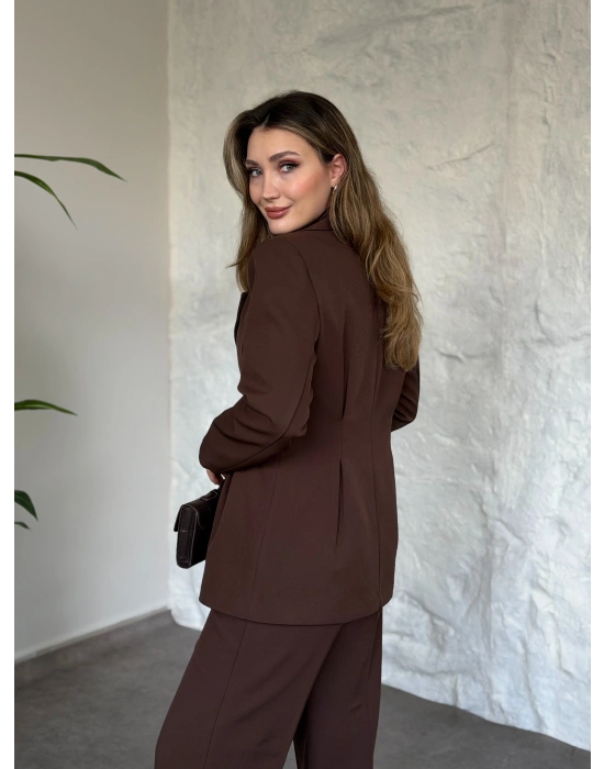 Belden oturan çift düğme detaylı takım kahve