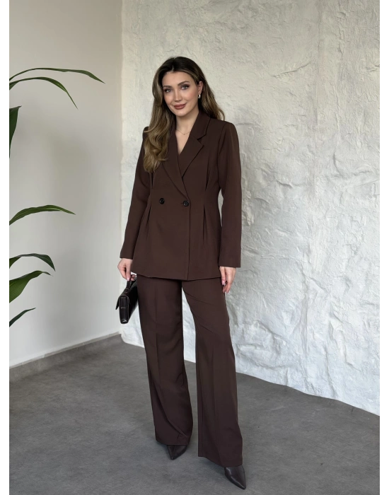 Belden oturan çift düğme detaylı takım kahve