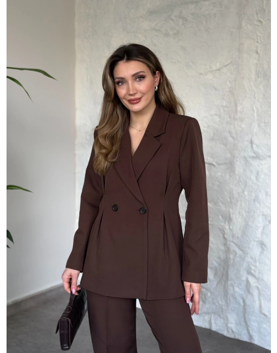 Belden oturan çift düğme detaylı takım kahve