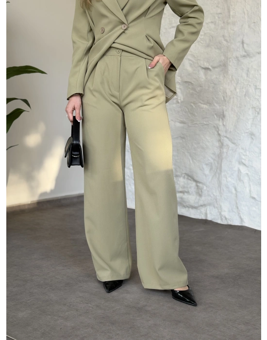 Belden oturan çift düğme detaylı takım yeşil