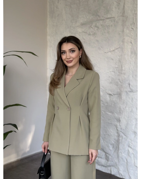 Belden oturan çift düğme detaylı takım yeşil