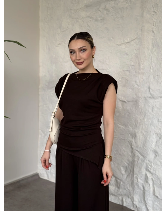 Asimetrik kesim omuzu vatkalı takım kahve