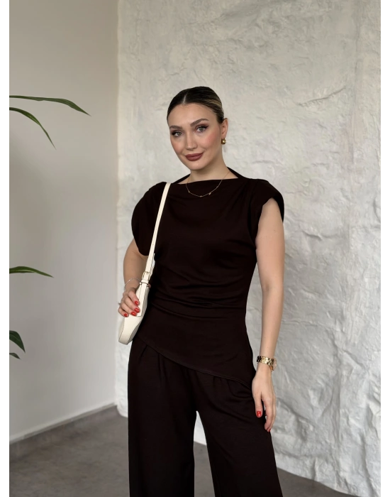 Asimetrik kesim omuzu vatkalı takım kahve