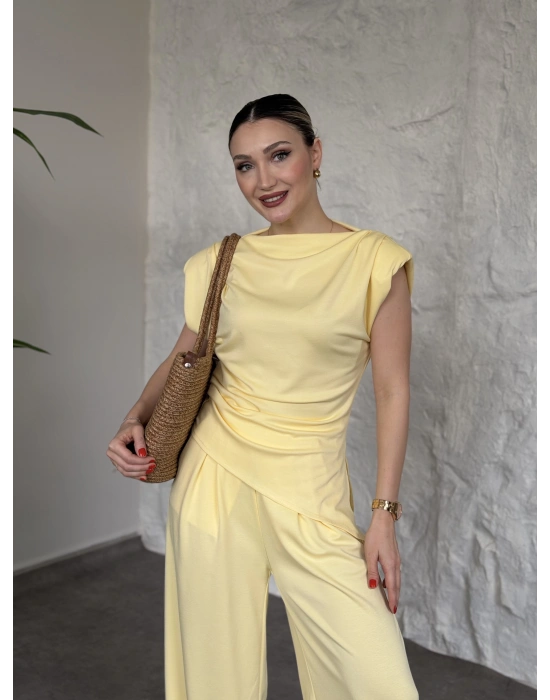 Asimetrik kesim omuzu vatkalı takım sarı