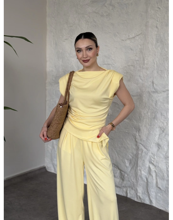 Asimetrik kesim omuzu vatkalı takım sarı