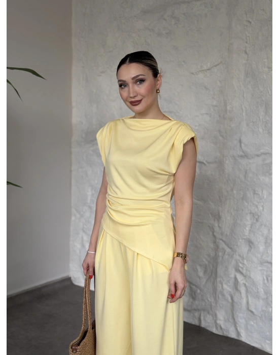 Asimetrik kesim omuzu vatkalı takım sarı