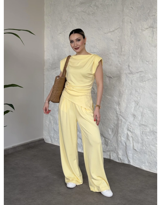 Asimetrik kesim omuzu vatkalı takım sarı