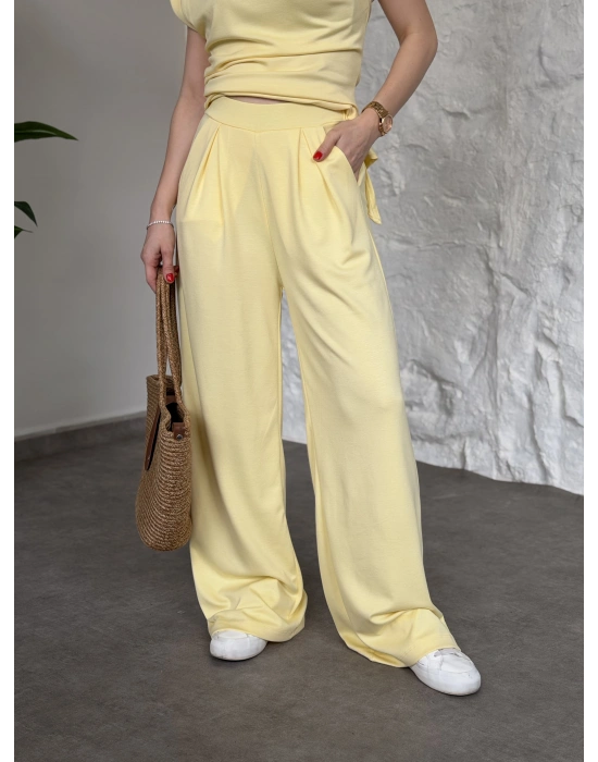 Asimetrik kesim omuzu vatkalı takım sarı