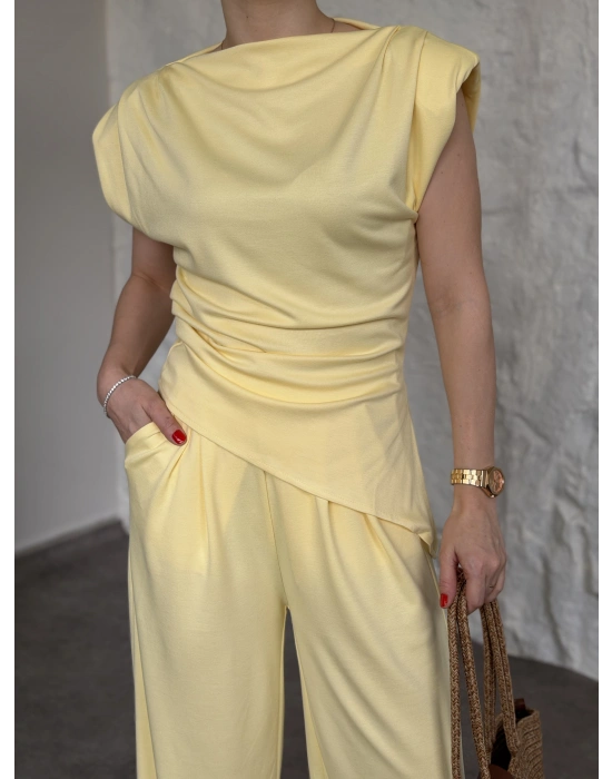 Asimetrik kesim omuzu vatkalı takım sarı
