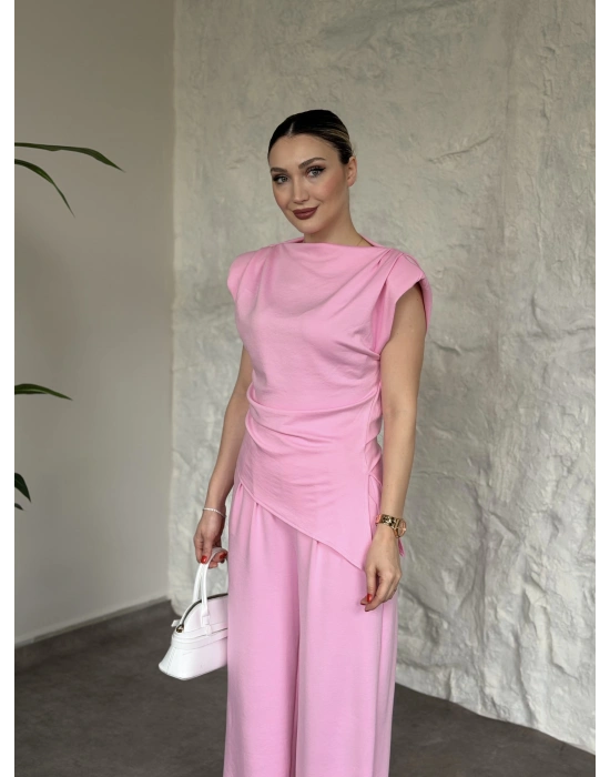 Asimetrik kesim omuzu vatkalı takım pembe