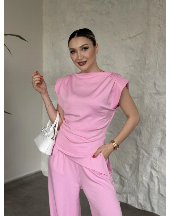 Asimetrik kesim omuzu vatkalı takım pembe