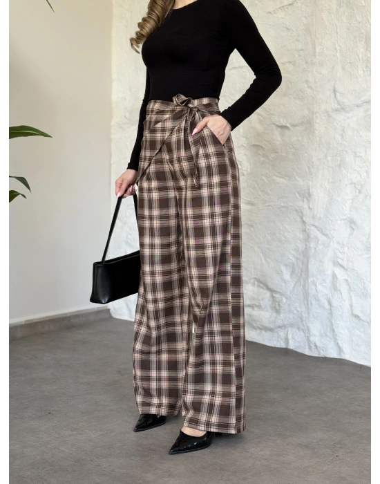 Marka model beli fularlı ekose pantolon kahve