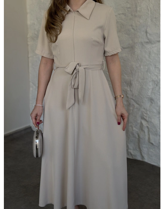 Önden fermuarlı belinden kuşaklı midi elbise krem