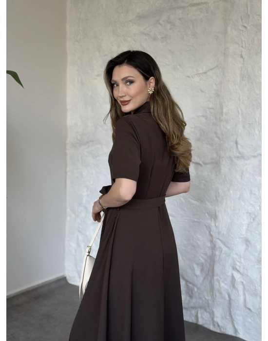 Önden fermuarlı belinden kuşaklı midi elbise kahve