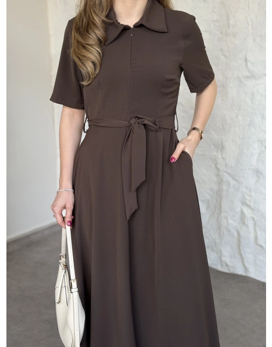 Önden fermuarlı belinden kuşaklı midi elbise kahve