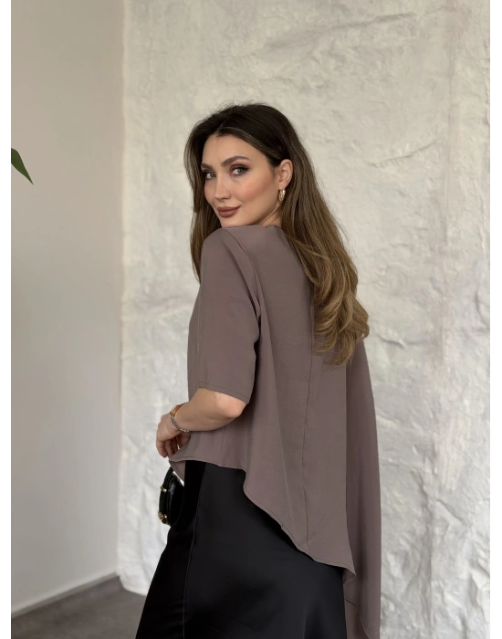 Asimetrik kesim vatkalı dökümlü bluz vizon