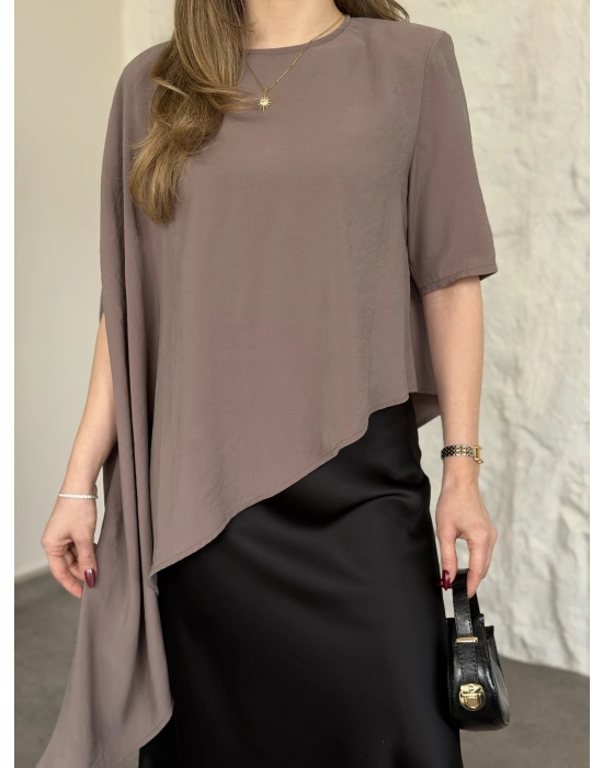 Asimetrik kesim vatkalı dökümlü bluz vizon