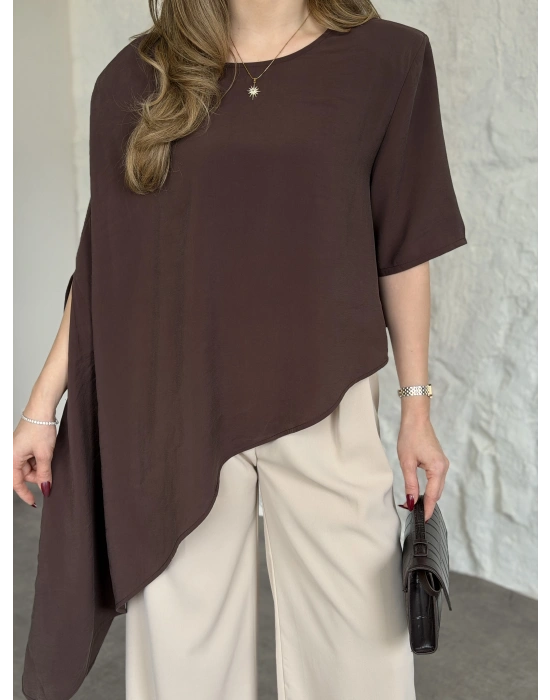 Asimetrik kesim vatkalı dökümlü bluz kahve