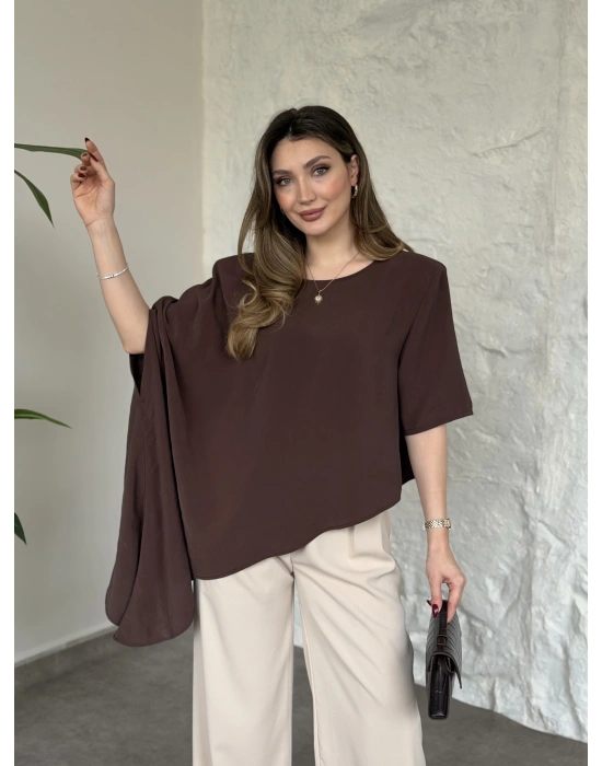 Asimetrik kesim vatkalı dökümlü bluz kahve