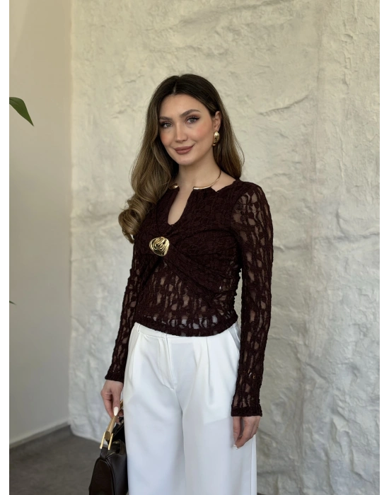 Yakası ve önü aksesuar detaylı dantelli bluz kahve